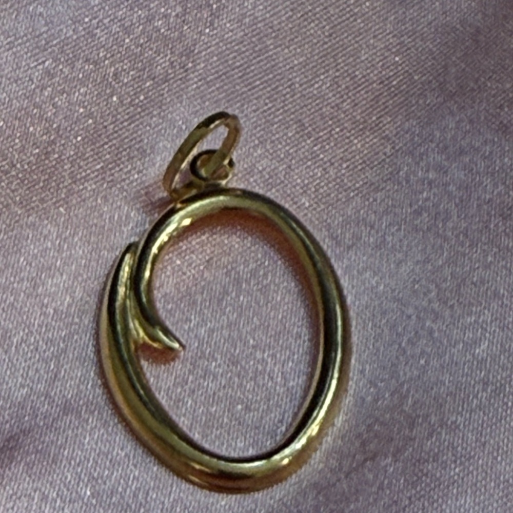 Elegant Gold Pendant 18 karats gold. Letter O